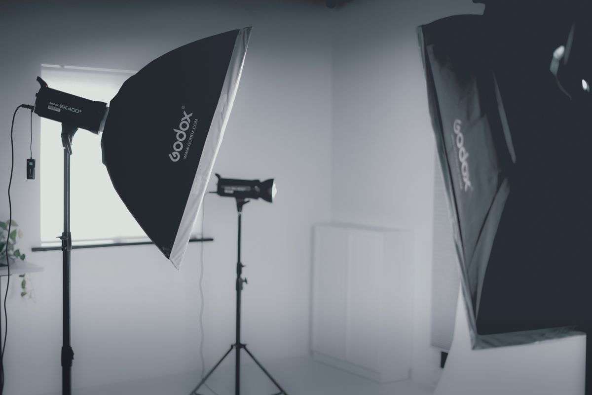 Moderne fotostudio met softbox-verlichting in een minimalistische setting.